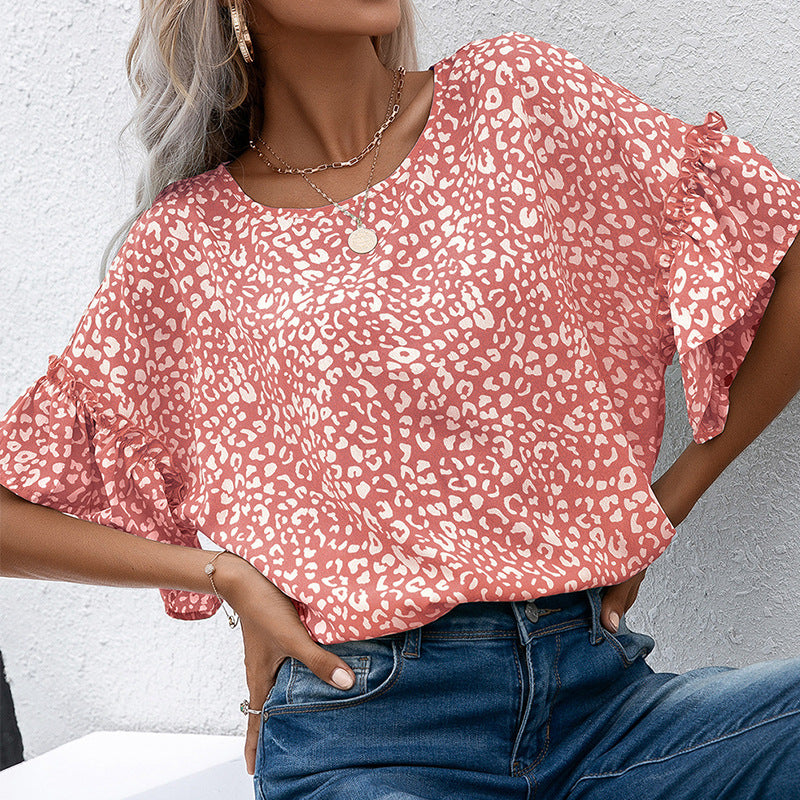 Ilyra – Blus med lekfullt mönster och volangärmar