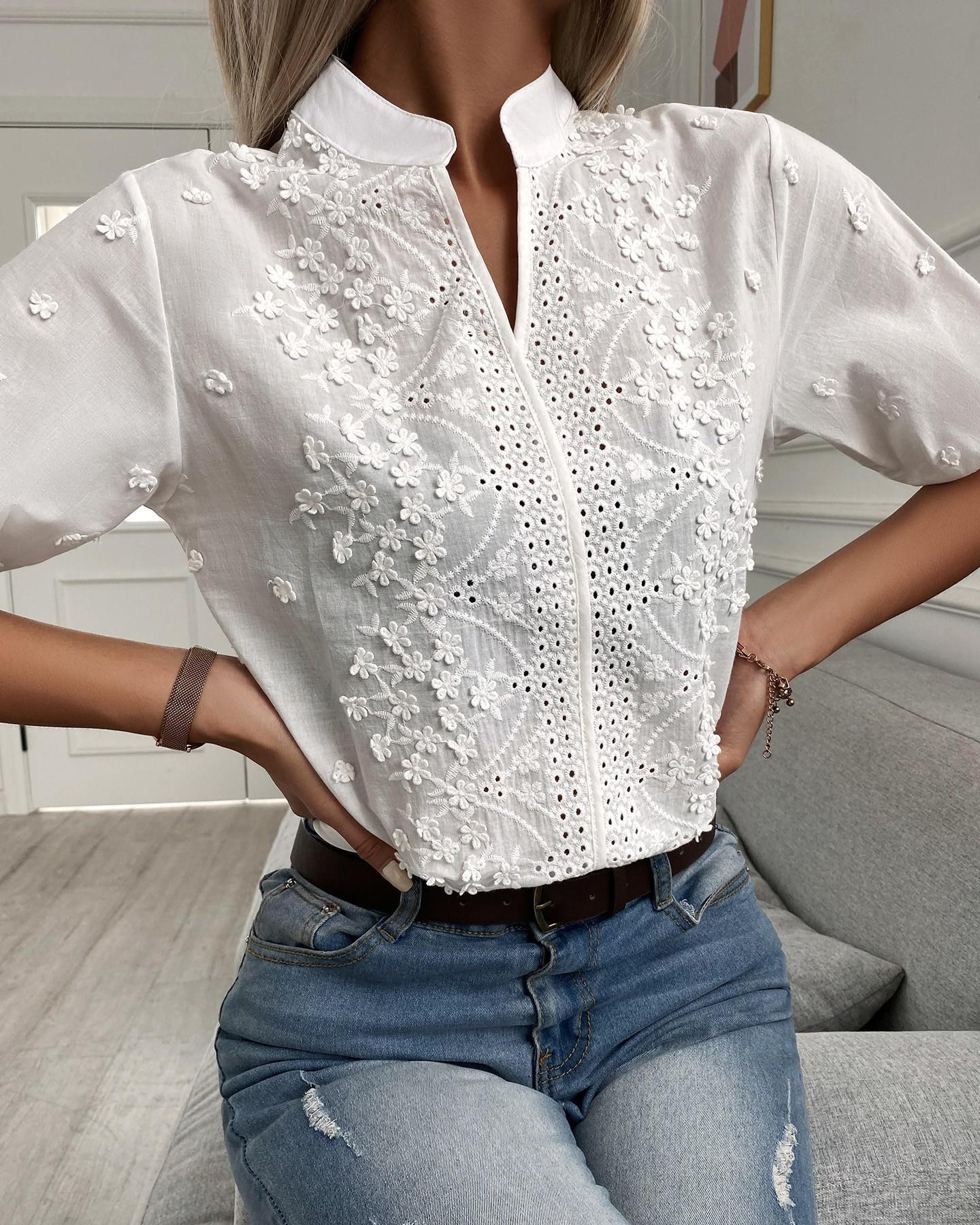 Jasmin – Broderad blus med förfinade detaljer