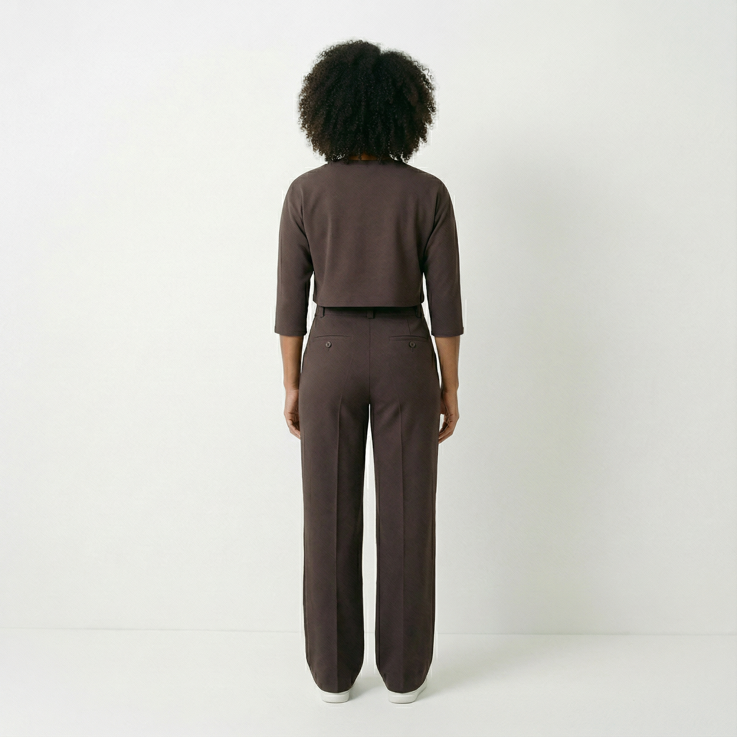Saar – Elegant set med topp och raka byxor