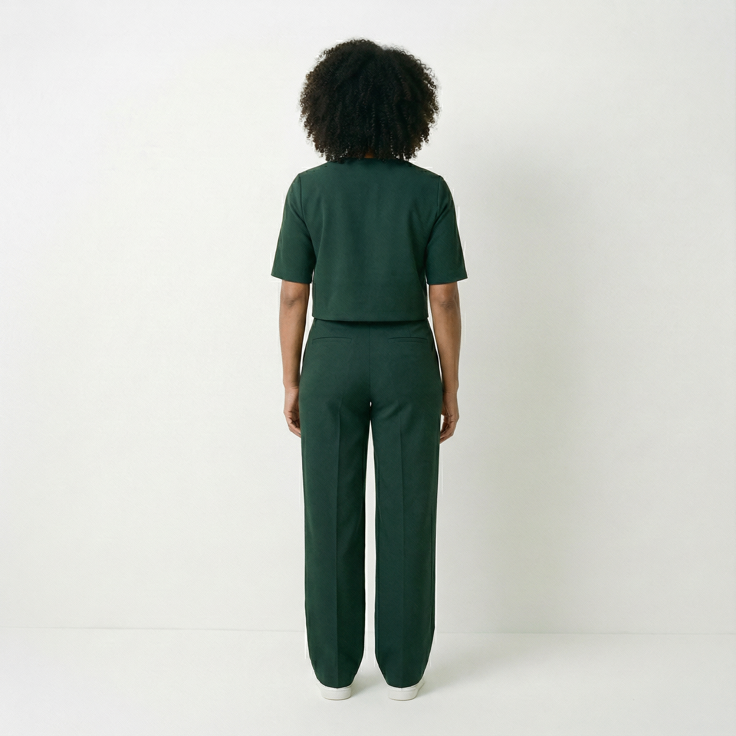 Saar – Elegant set med topp och raka byxor