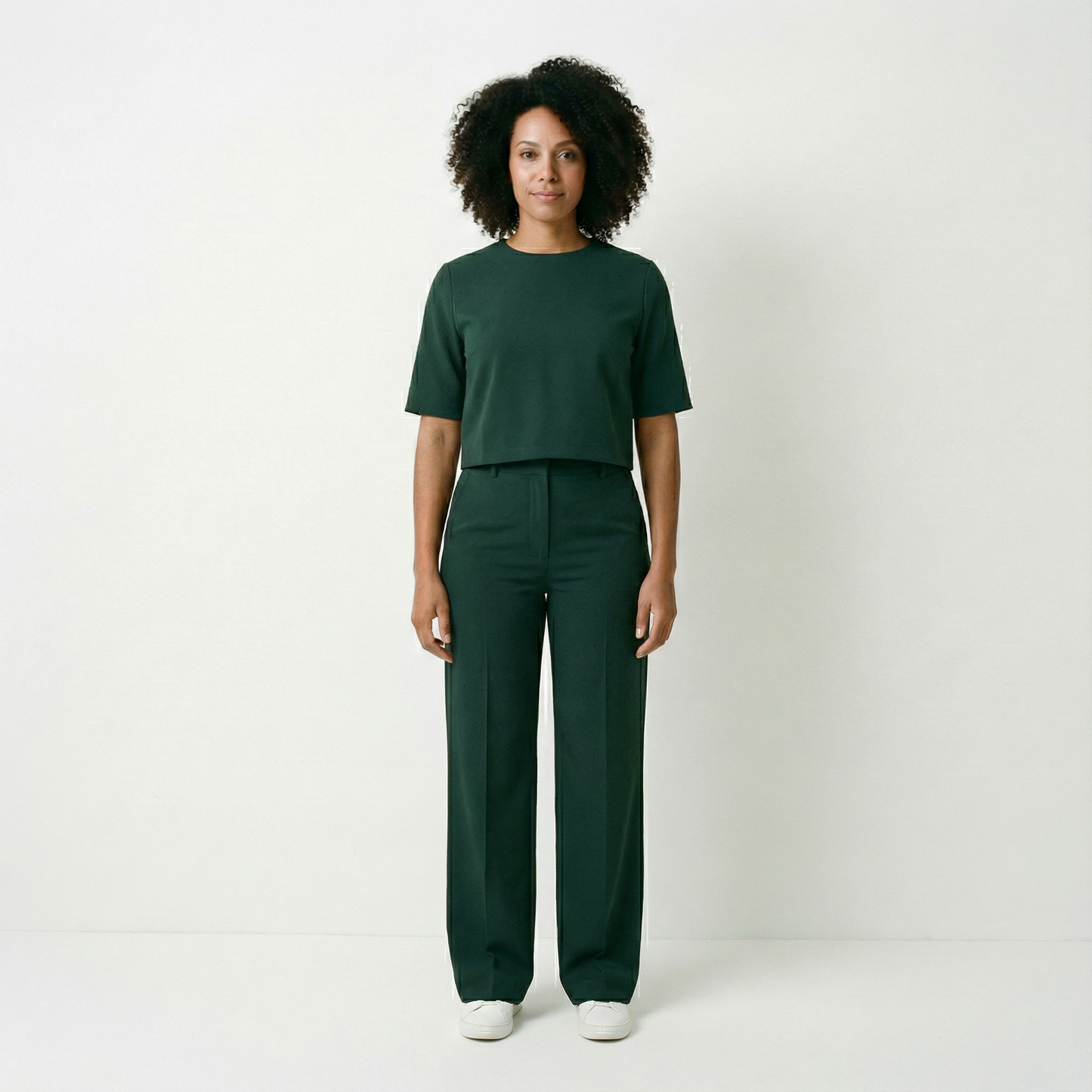 Saar – Elegant set med topp och raka byxor