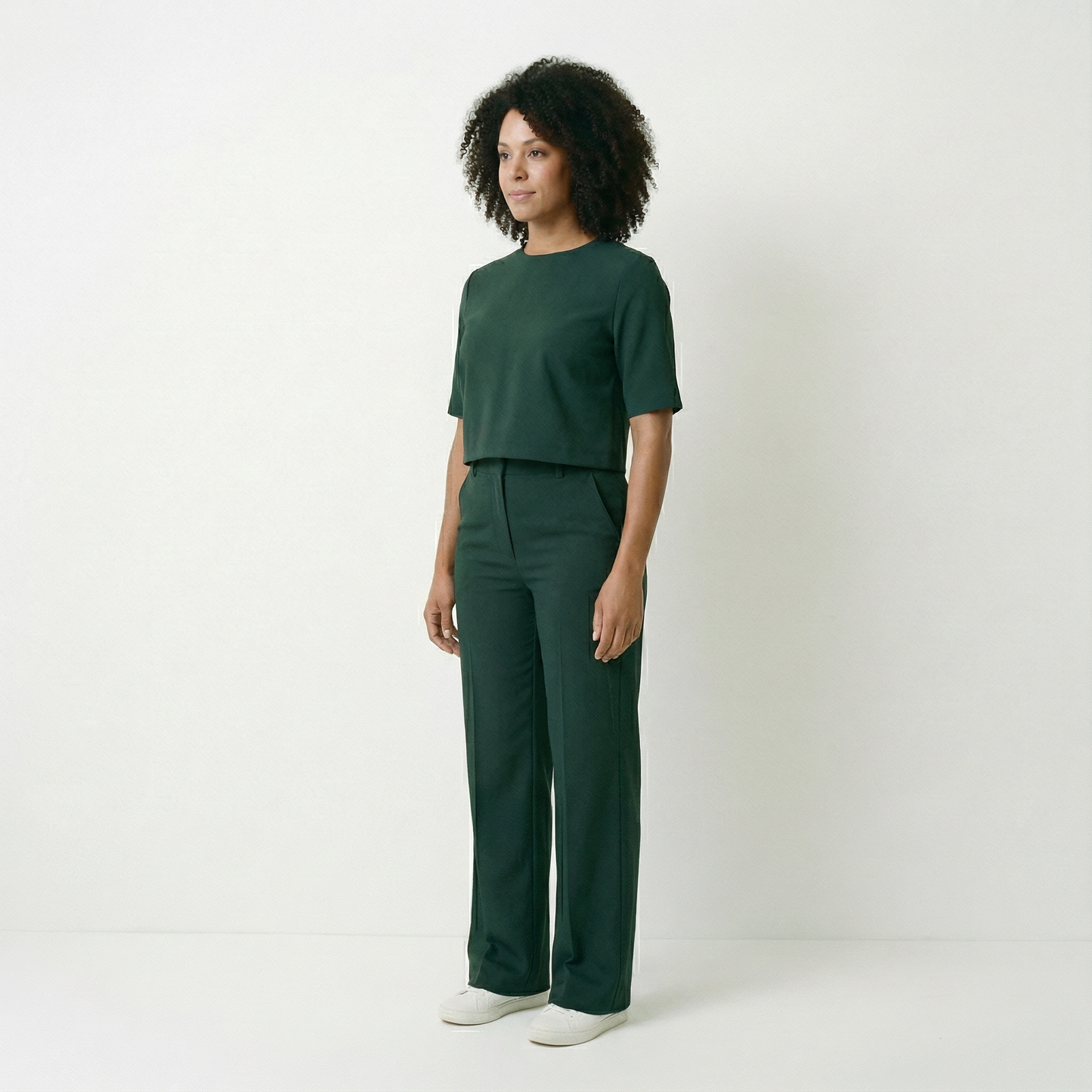 Saar – Elegant set med topp och raka byxor