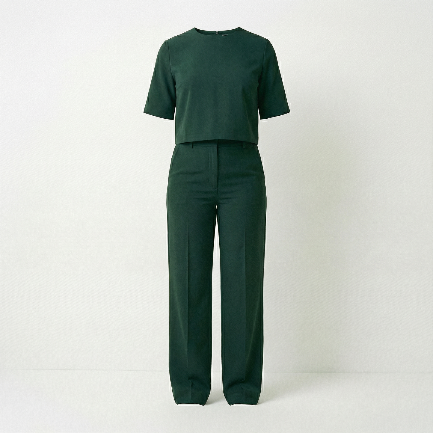 Saar – Elegant set med topp och raka byxor