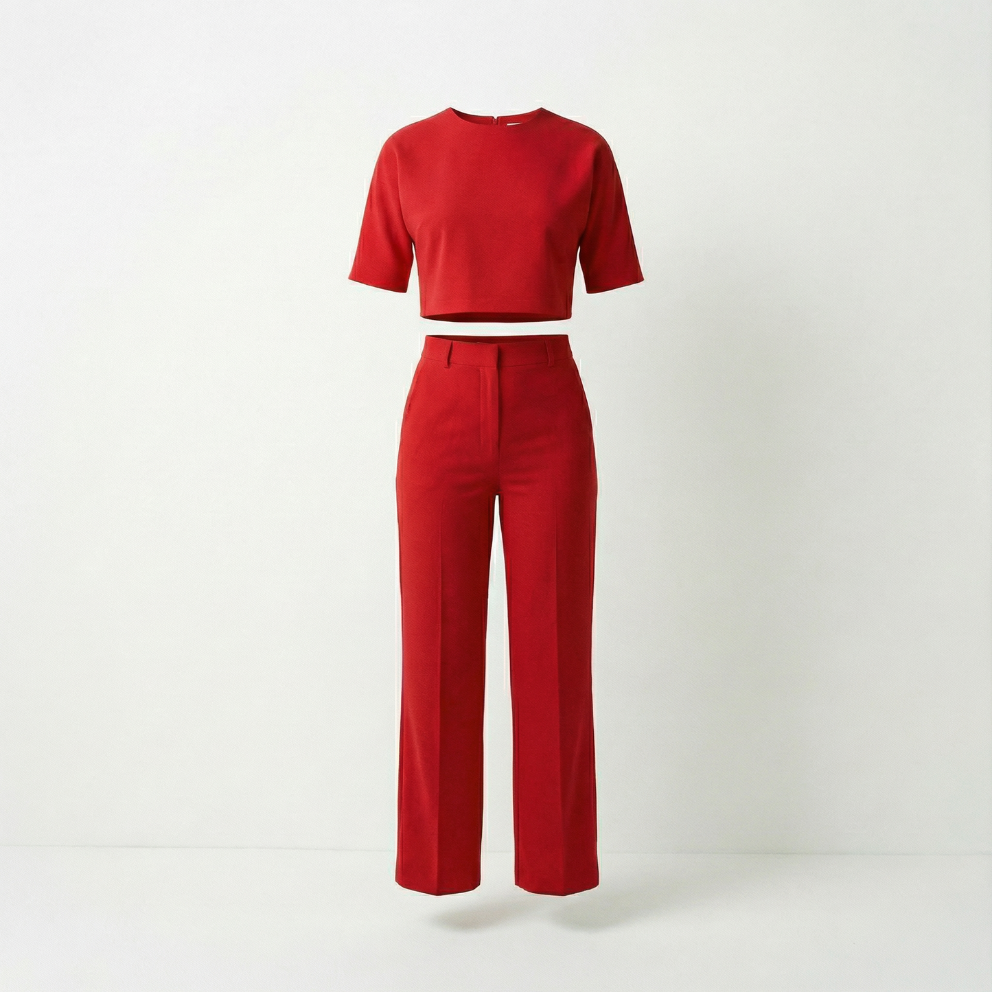 Saar – Elegant set med topp och raka byxor