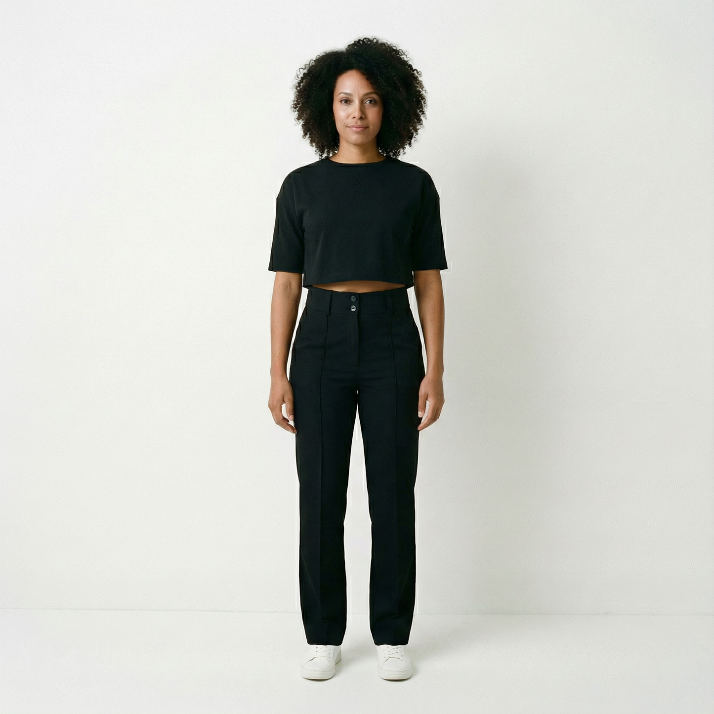 Saar – Elegant set med topp och raka byxor