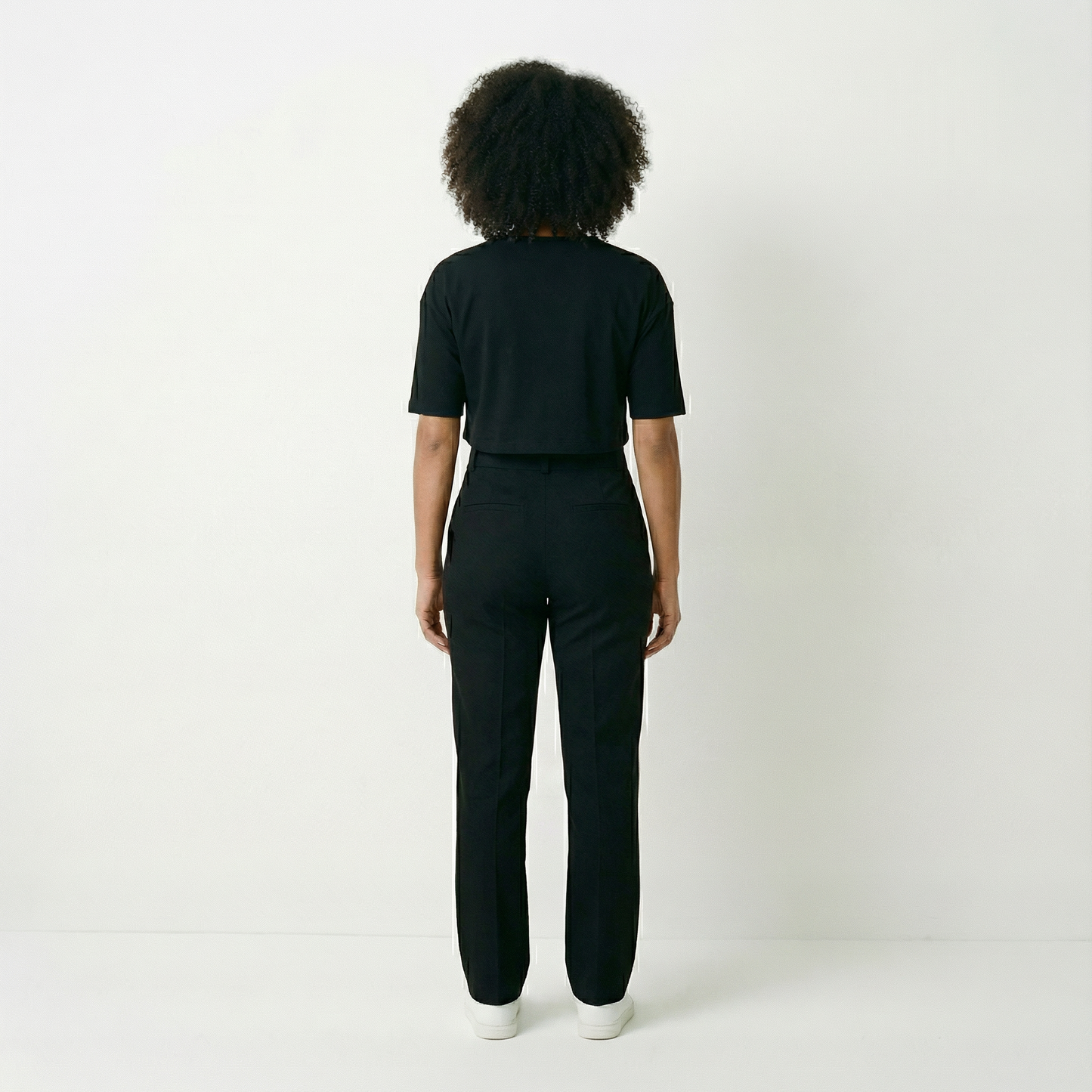 Saar – Elegant set med topp och raka byxor