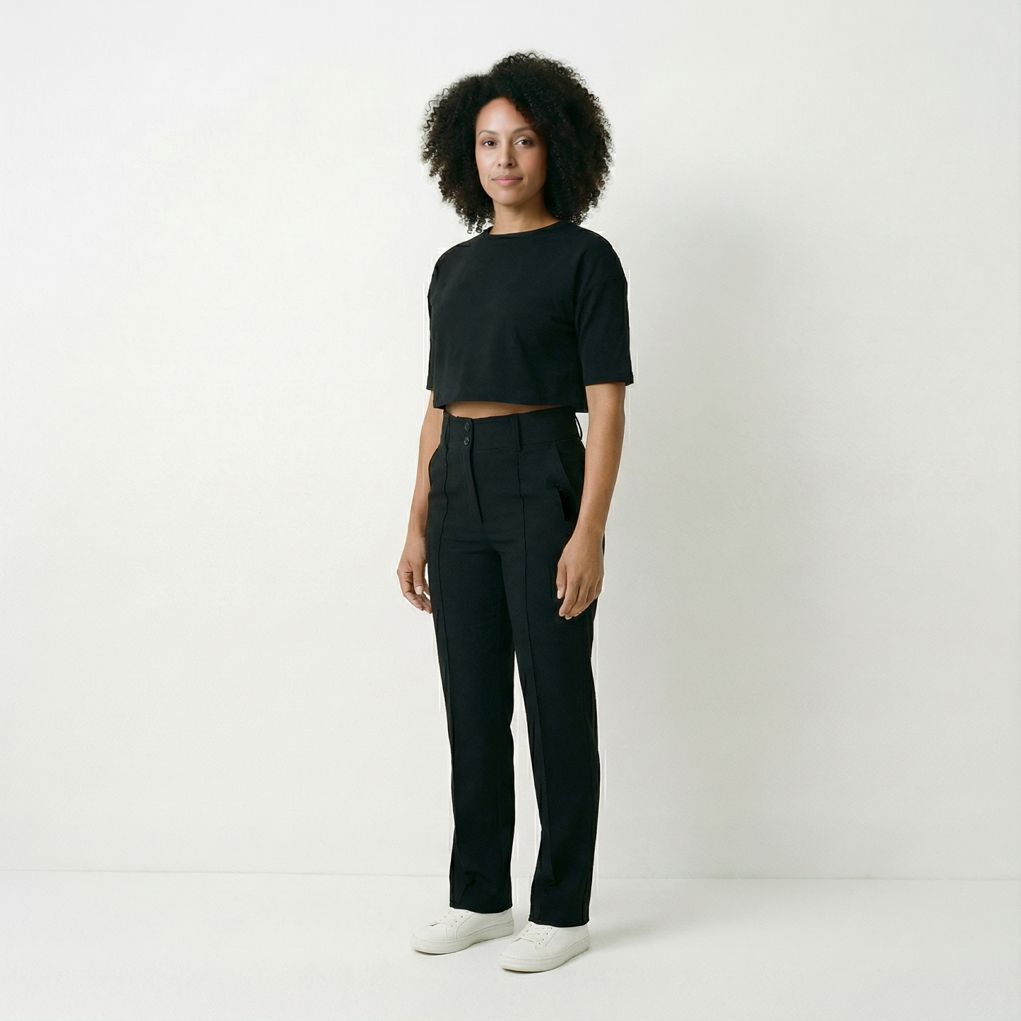 Saar – Elegant set med topp och raka byxor