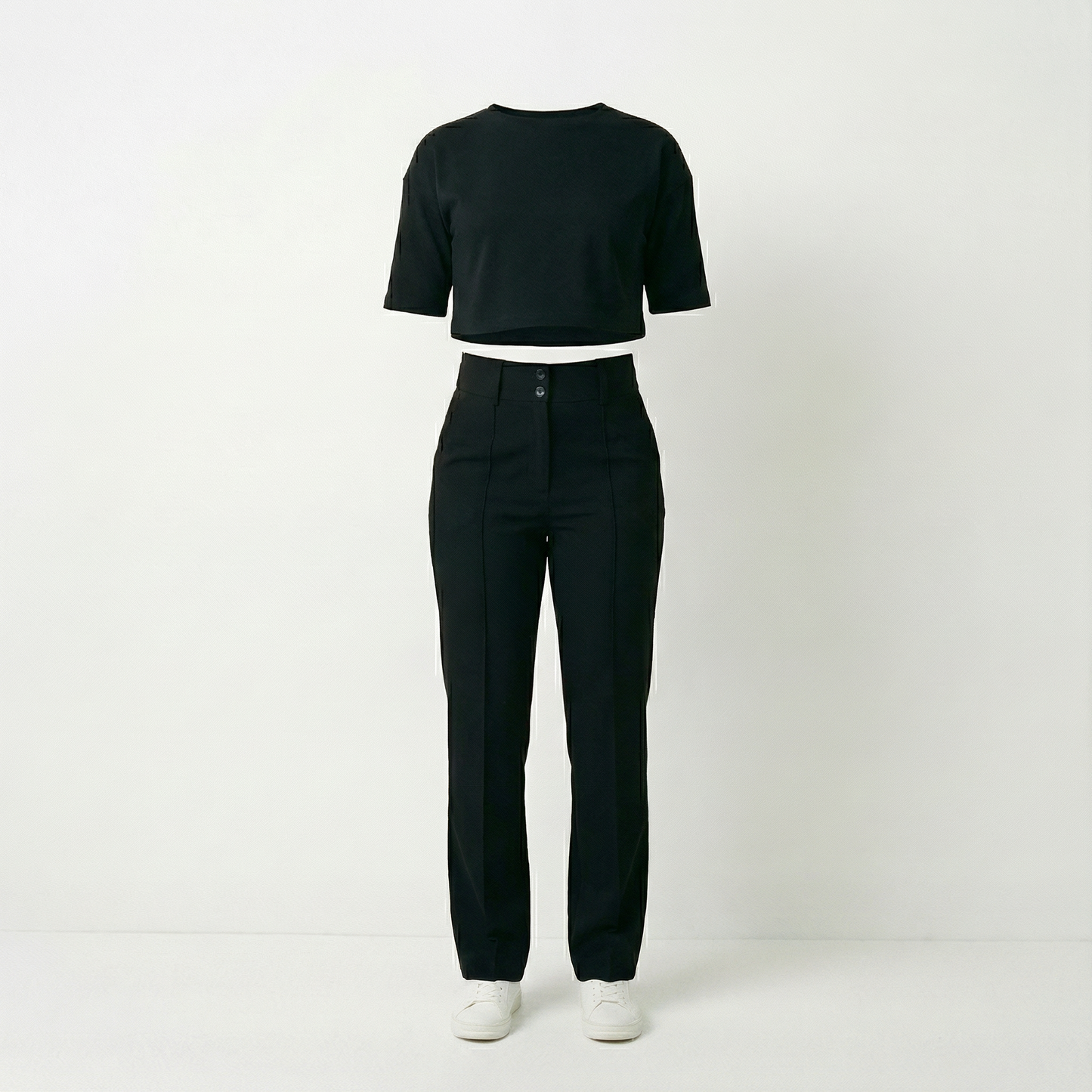 Saar – Elegant set med topp och raka byxor