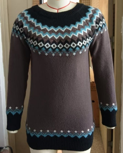 Dovina Comfort stickad med rund jacquardmönster