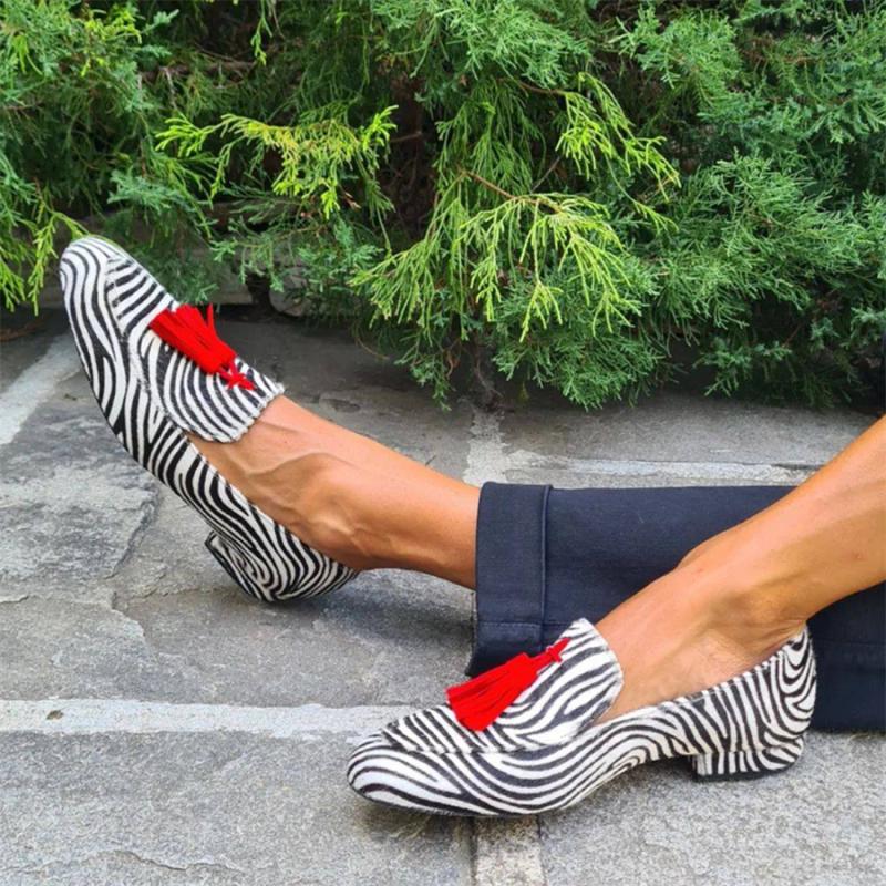 Ziva – Statement loafers med zebraprint och röda fransar