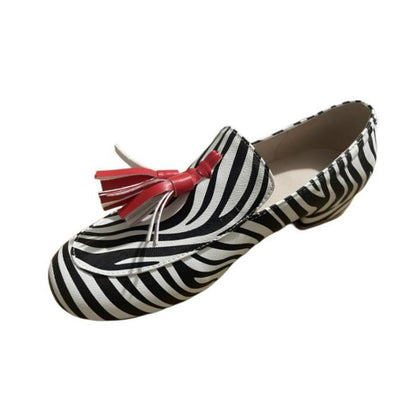 Ziva – Statement loafers med zebraprint och röda fransar