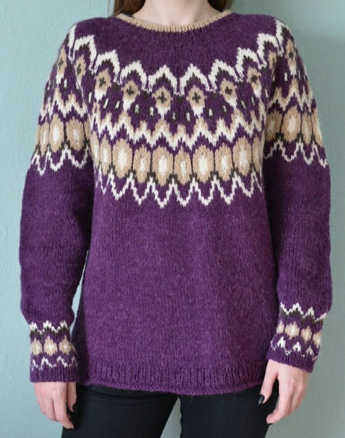 Dovina Comfort stickad med rund jacquardmönster