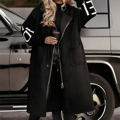 Svala – Lång vinterjacka med stickade ärmar och huva