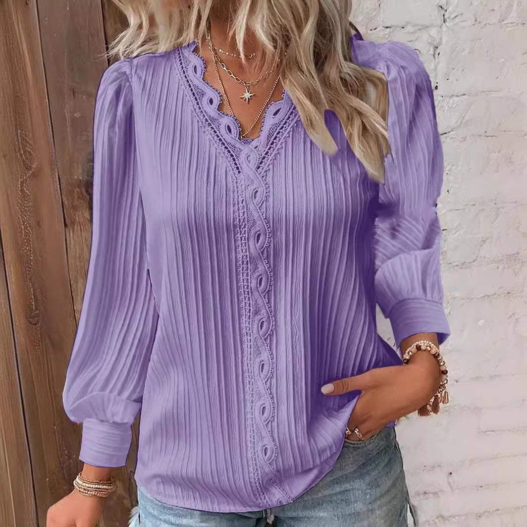 Svea – Blus med fina veck och spetsdetaljer