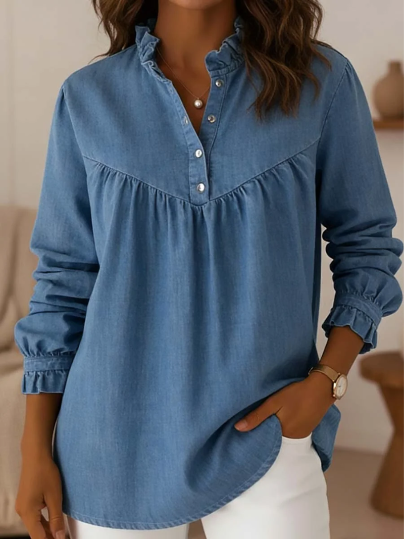 Valara – Denimblus med feminina volangdetaljer