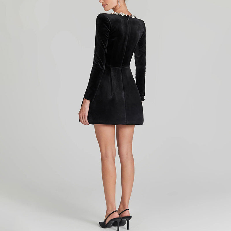 Hedda – kort klänning med blomdetalj