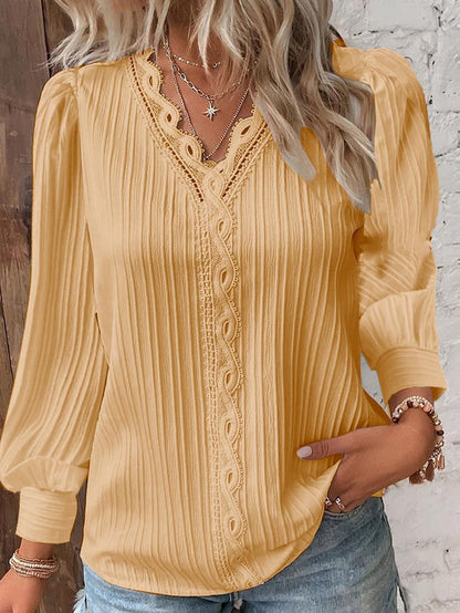 Svea – Blouse with delicate pleats and lace details