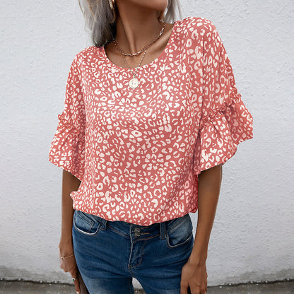 Ilyra – Blus med lekfullt mönster och volangärmar