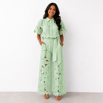 Ylina – Elegant spetsset med feminin silhuett
