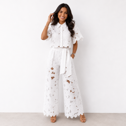 Ylina – Elegant spetsset med feminin silhuett