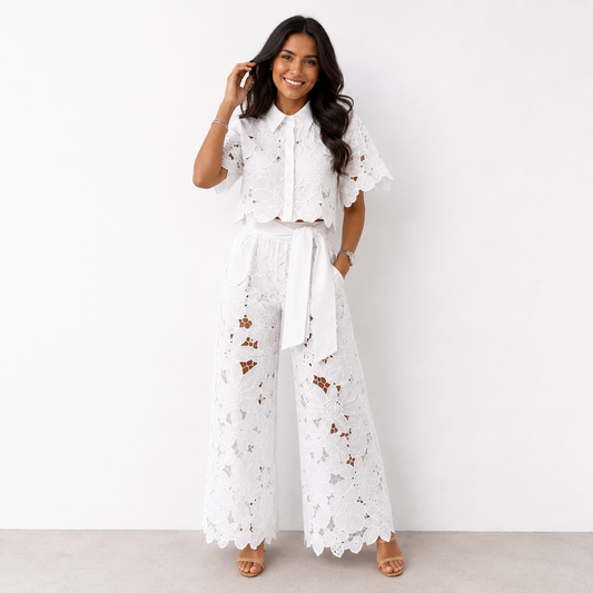 Ylina – Elegant spetsset med feminin silhuett