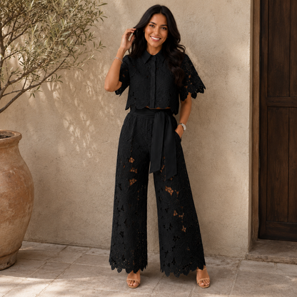 Ylina – Elegant spetsset med feminin silhuett