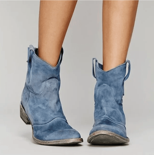 Svea - Soft suede boots with a Western feel