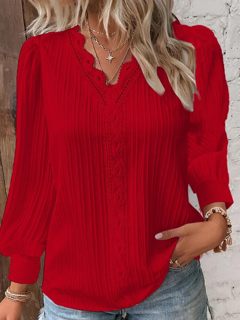 Svea – Blus med fina veck och spetsdetaljer