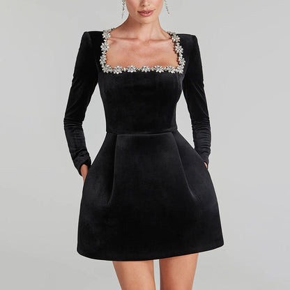 Hedda – kort klänning med blomdetalj