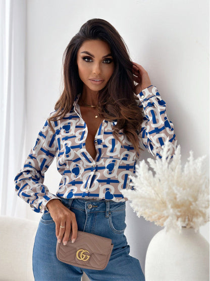 Darla – Blus med grafiskt mönster och knäppning