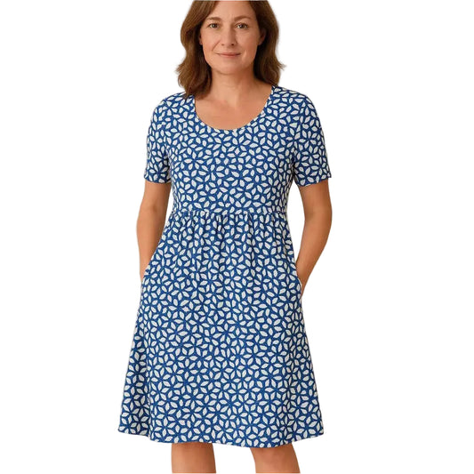 Elin – Blommig klänning i luftig passform för vårens dagar