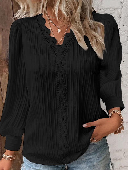 Svea – Blouse with delicate pleats and lace details