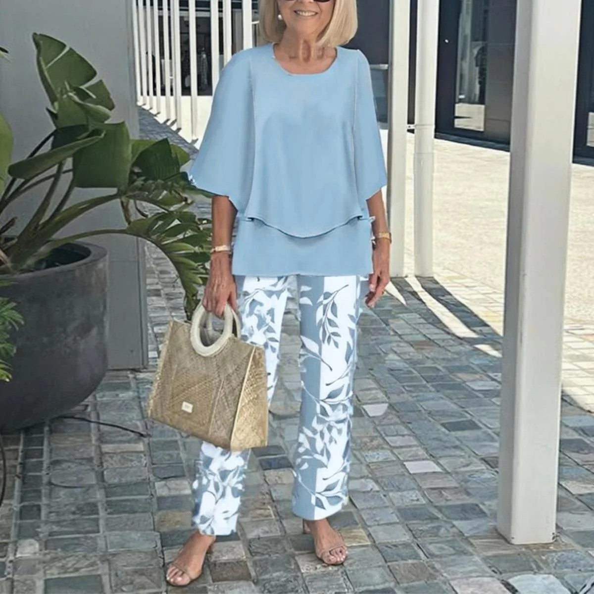 Ingrid – Elegant set med blus och mönstrade byxor