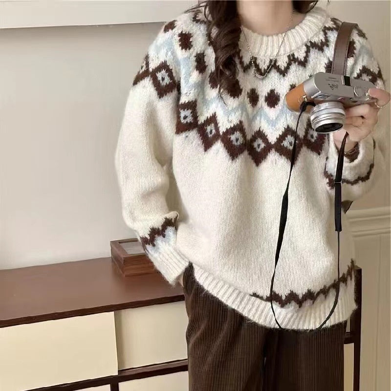 Dovina Comfort stickad med rund jacquardmönster