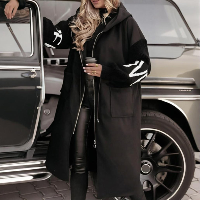 Svala – Lång vinterjacka med stickade ärmar och huva