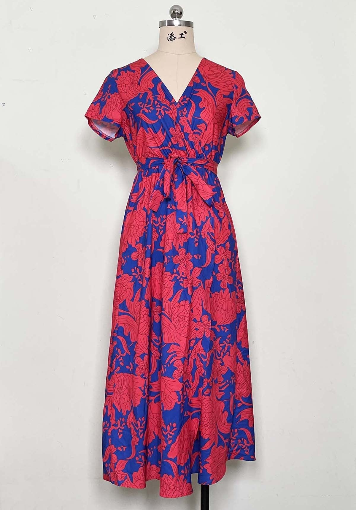 Nerina – midi klänning med omlott och prickar