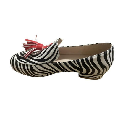 Ziva – Statement loafers med zebraprint och röda fransar