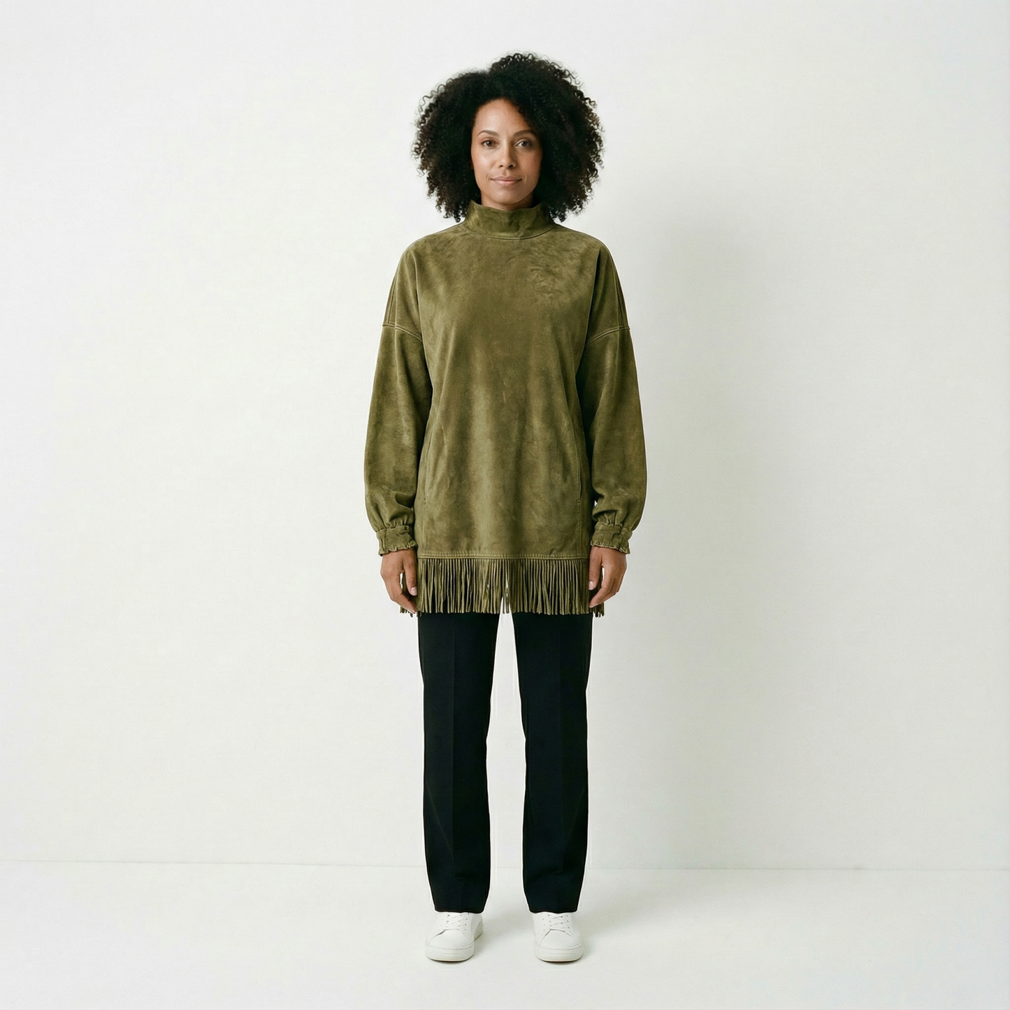 Dagny – Löst sittande klänning med hög hals och fransdetalj