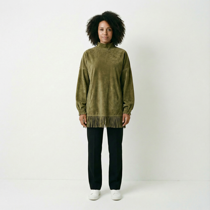 Dagny – Löst sittande klänning med hög hals och fransdetalj