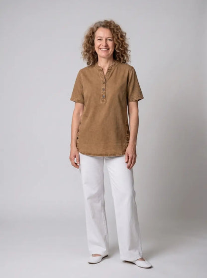 Tyra – Denim top with relaxed elegance