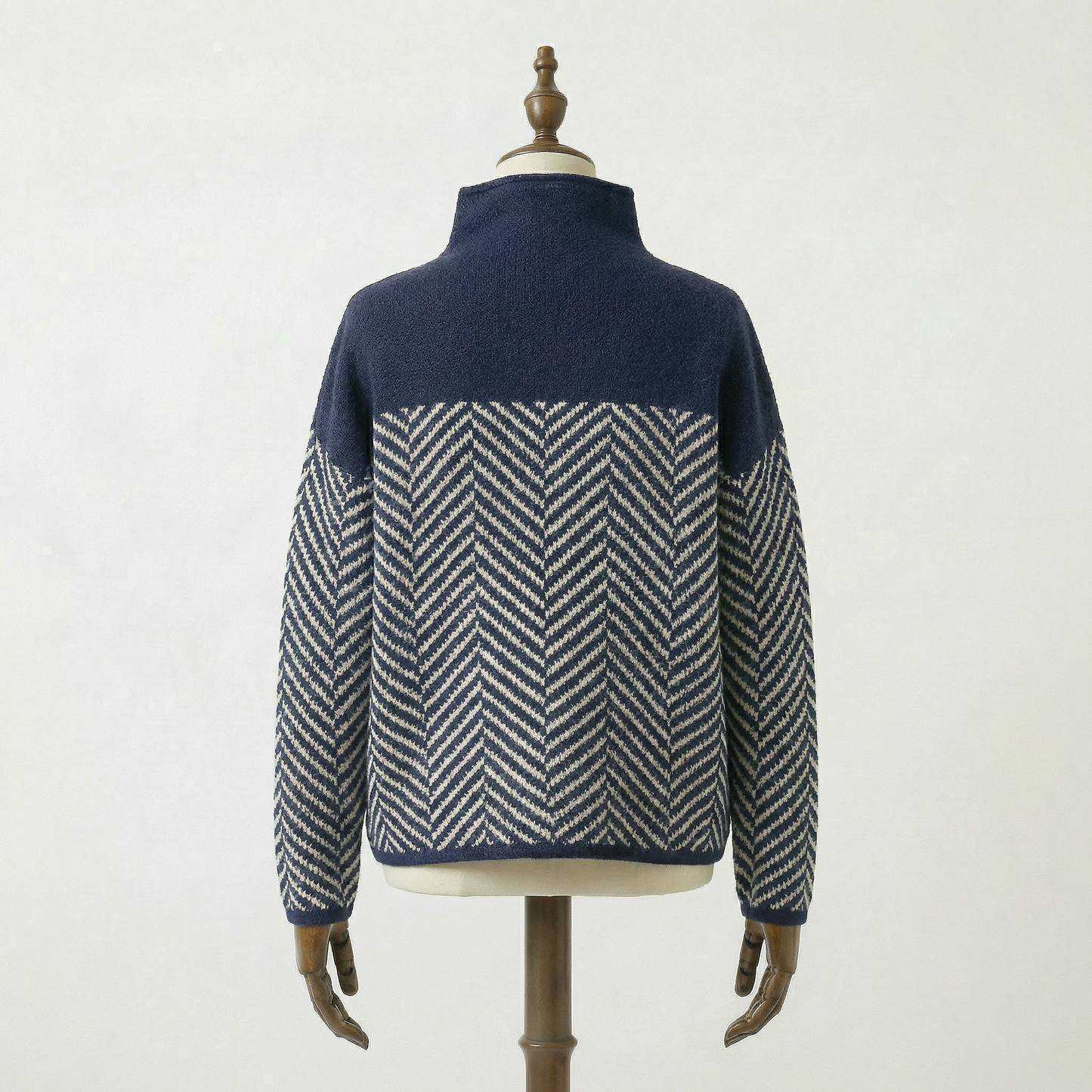 Eira - Stickad tröja med mjuk färgkontrast