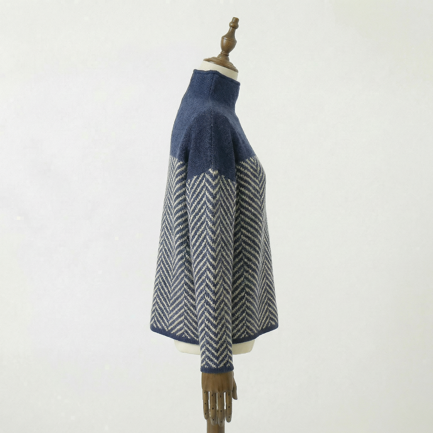 Eira - Stickad tröja med mjuk färgkontrast