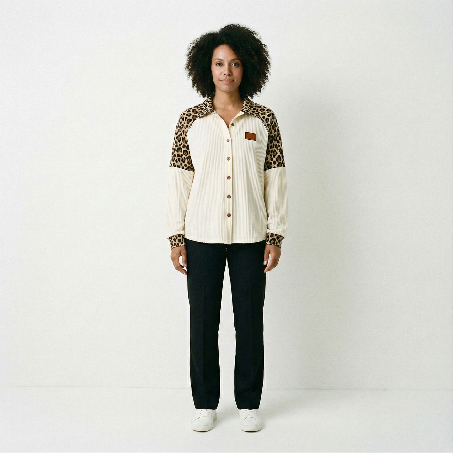 Kari – Löst sittande väst med tryck och knapplåsning