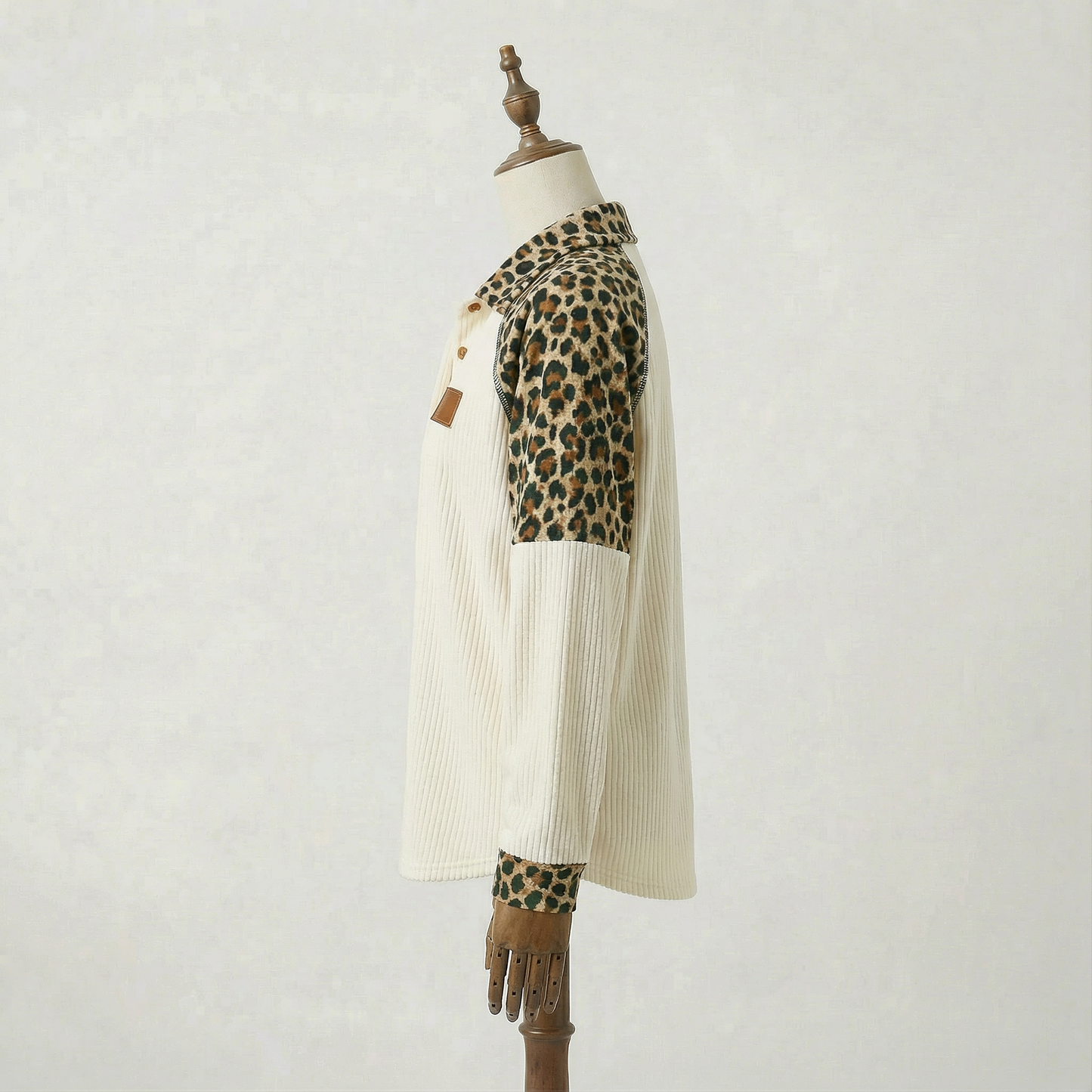 Kari – Löst sittande väst med tryck och knapplåsning