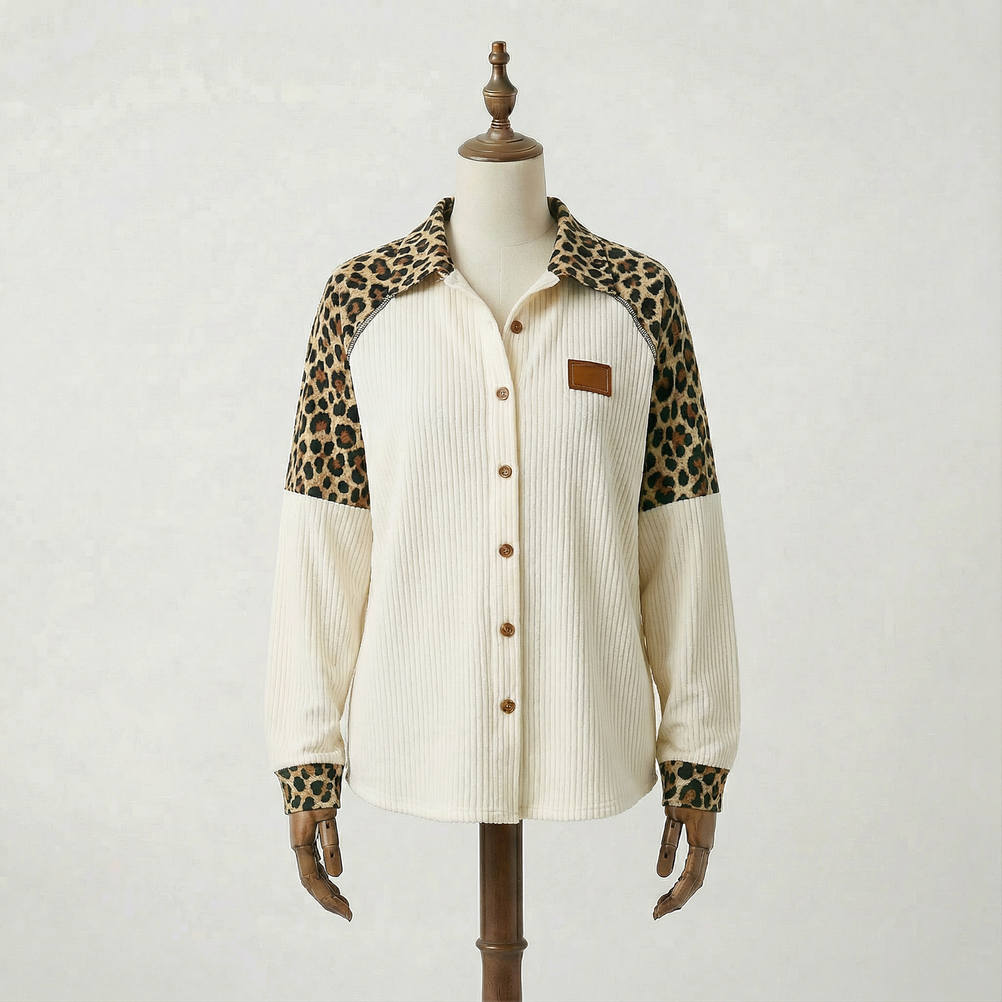 Kari – Löst sittande väst med tryck och knapplåsning