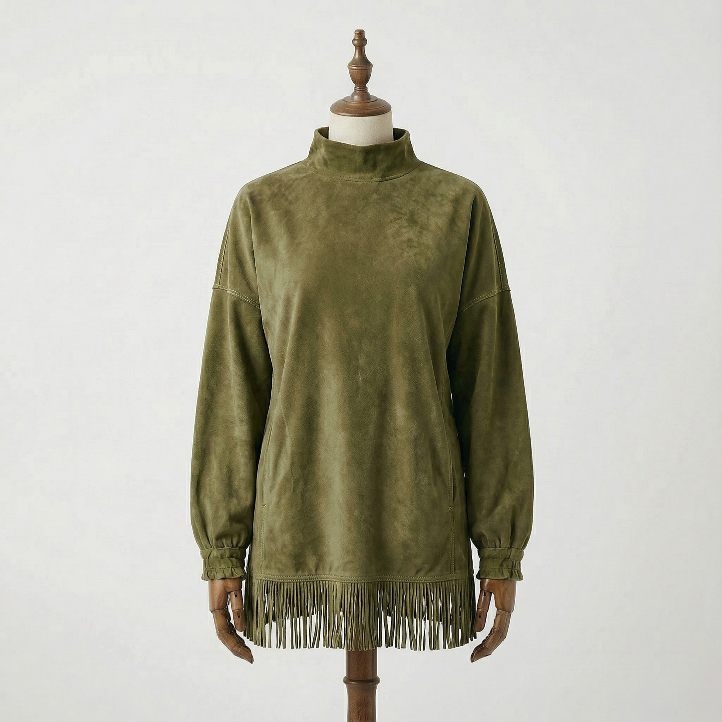 Dagny – Löst sittande klänning med hög hals och fransdetalj